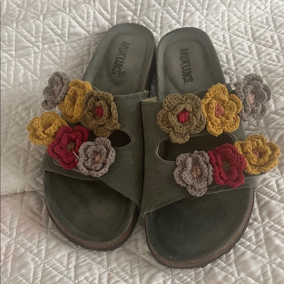 Muk Luks Shoes - Muk Luks Women’s Sandals Slip on Adjustable Width Knit Flowers Size 9